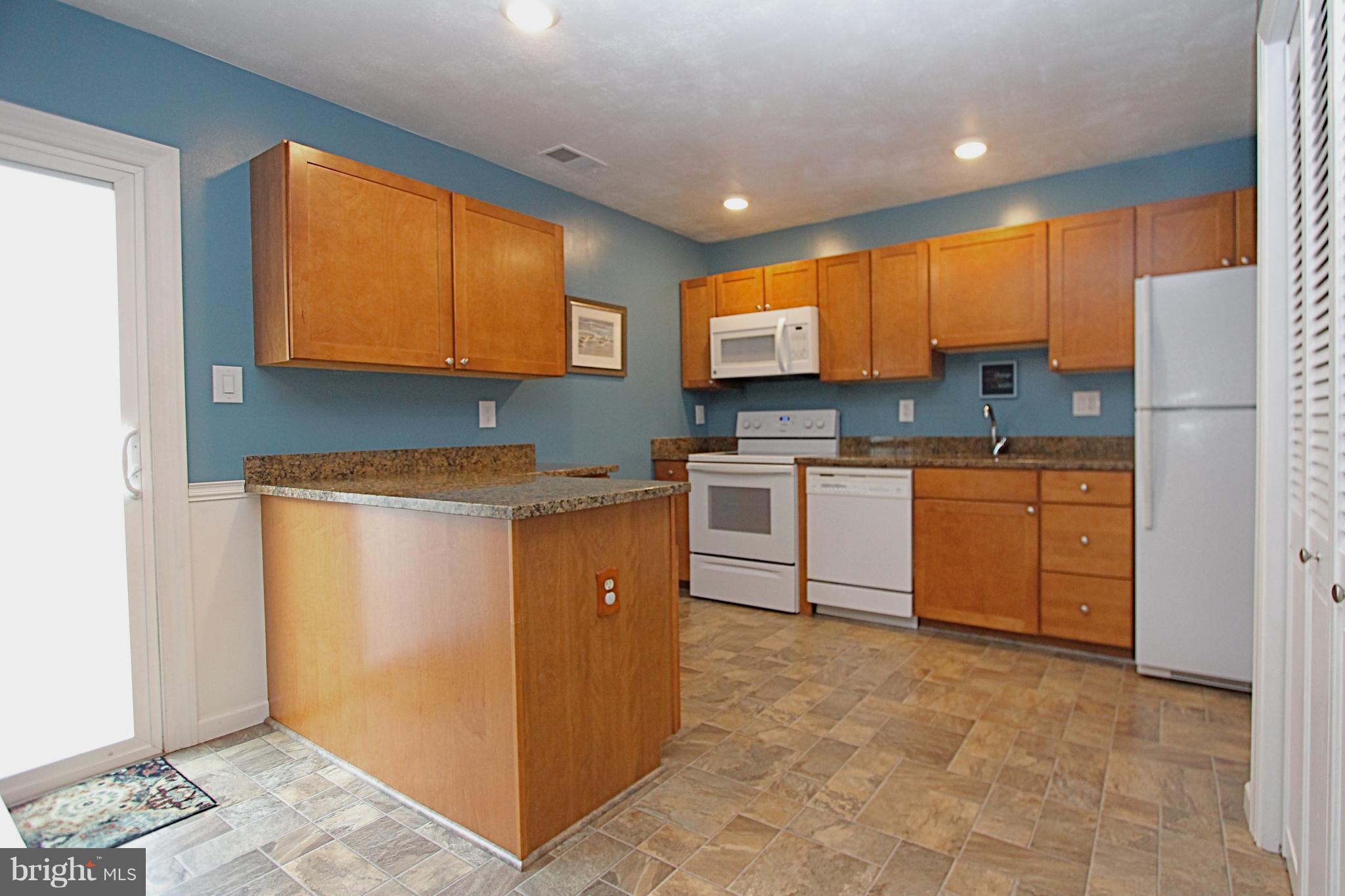 2615 Pearwood Road Baltimore, MD 21234 - Photo 6 of 26 Maple cabinets with granite counter-tops!