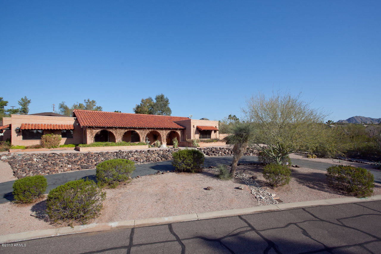 4034 East Rancho Drive Phoenix, AZ 85018 - Photo 4 of 38 a view of a house with a yard
