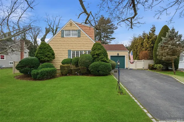 $695,000 | 18 Gaylore Drive West, Amityville, NY 11701