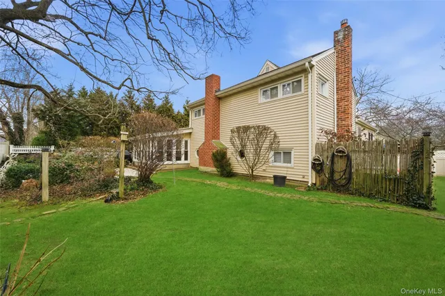a view of a house with backyard
