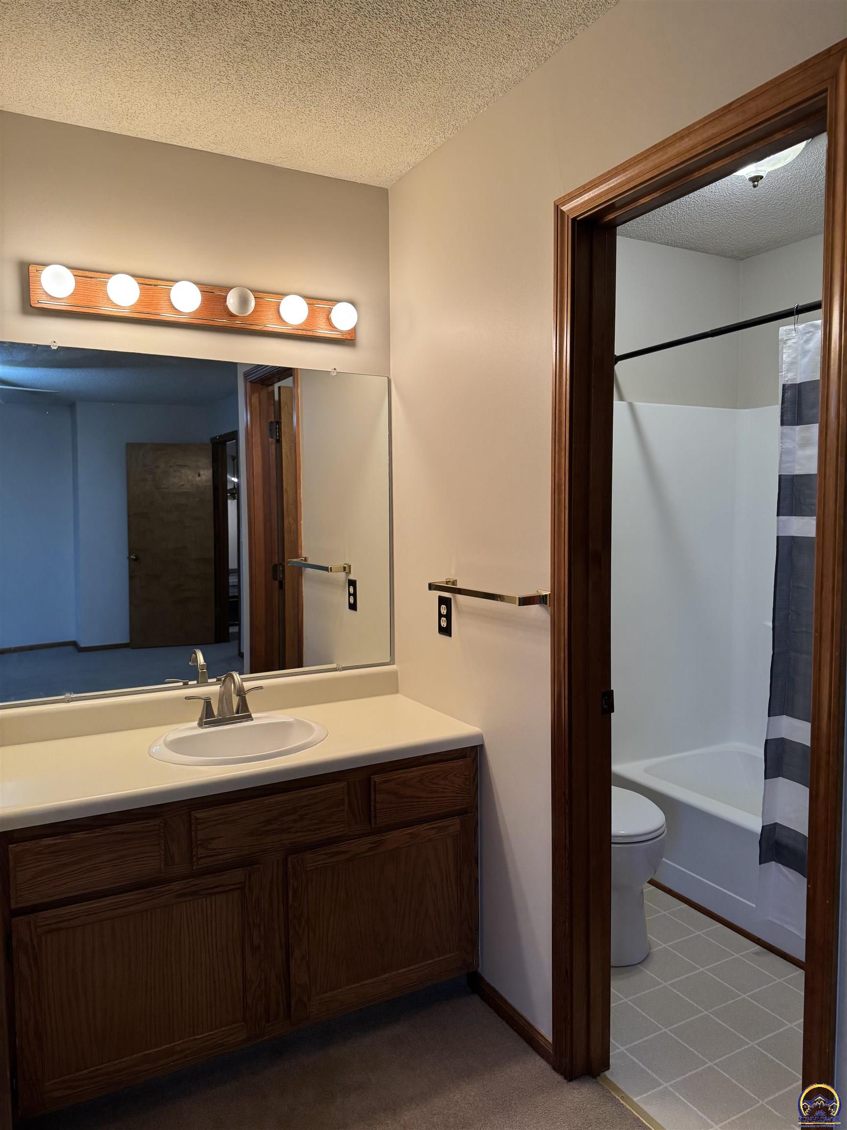 6316 Southwest 27th Street Topeka, KS 66614 - Photo 10 of 15