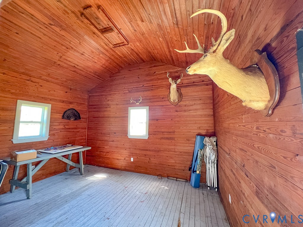 18262 Seals Road Bowling Green, VA 22427 - Photo 34 of 50 a room with musical instruments