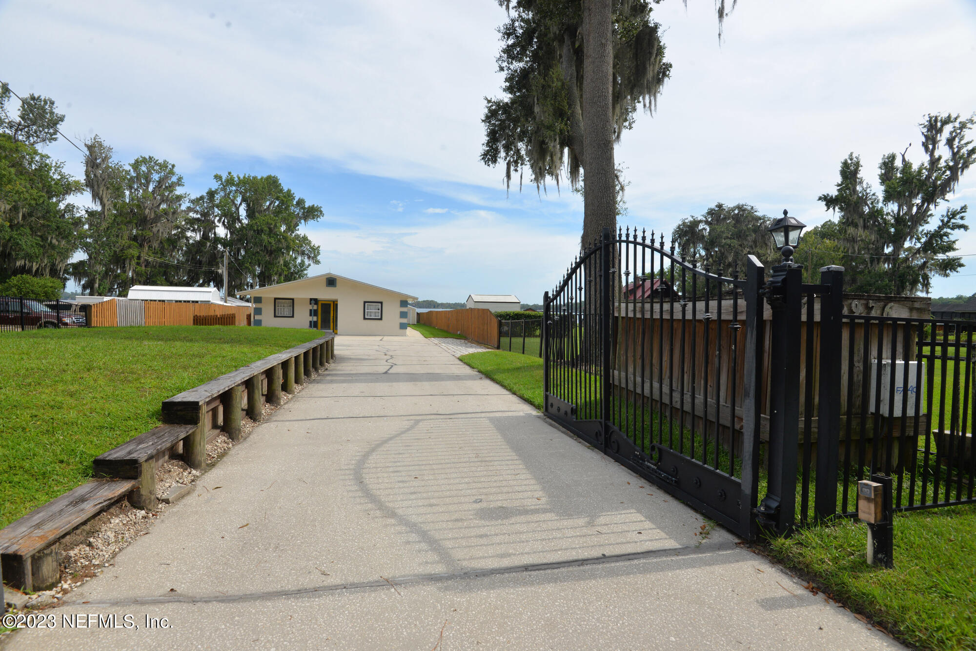2976 Magnolia Road Orange Park, FL 32065 - Photo 4 of 44 a view of a garden with wooden fence