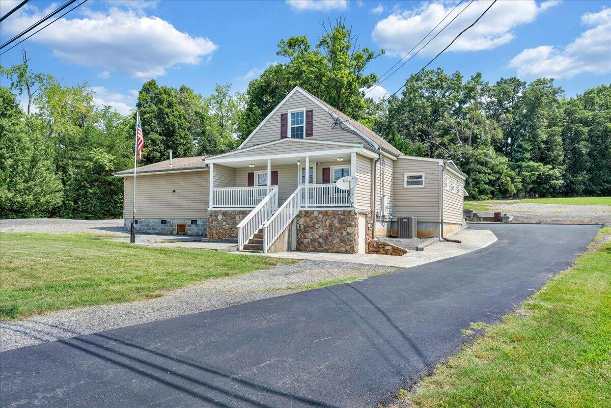 2366 Feather Road Vinton, VA 24179 - Photo 1 of 35 65-MIB00668