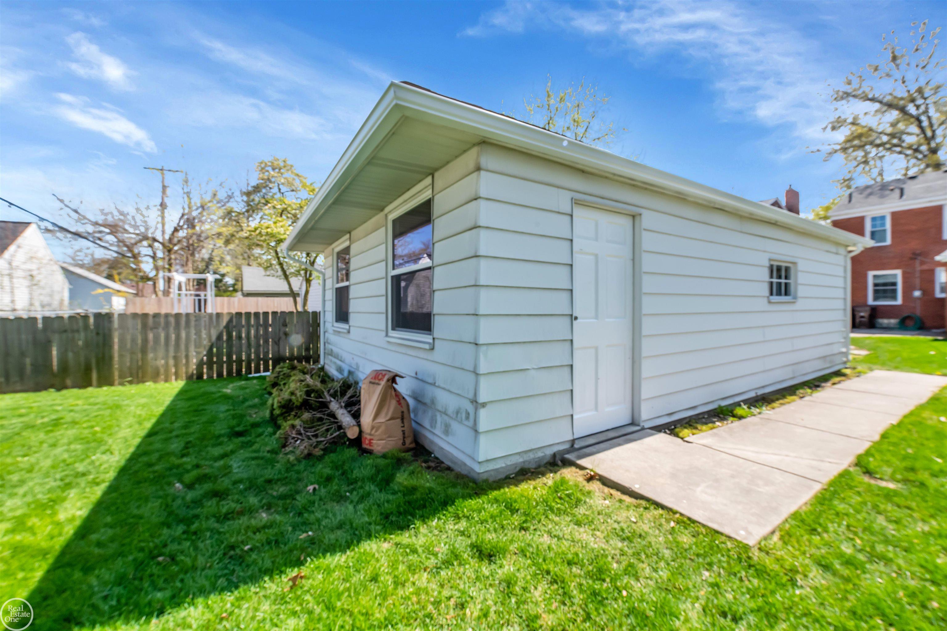 1808 Littlestone Road Grosse Pointe, MI 48236 - Photo 26 of 30 50107167-25.JPG