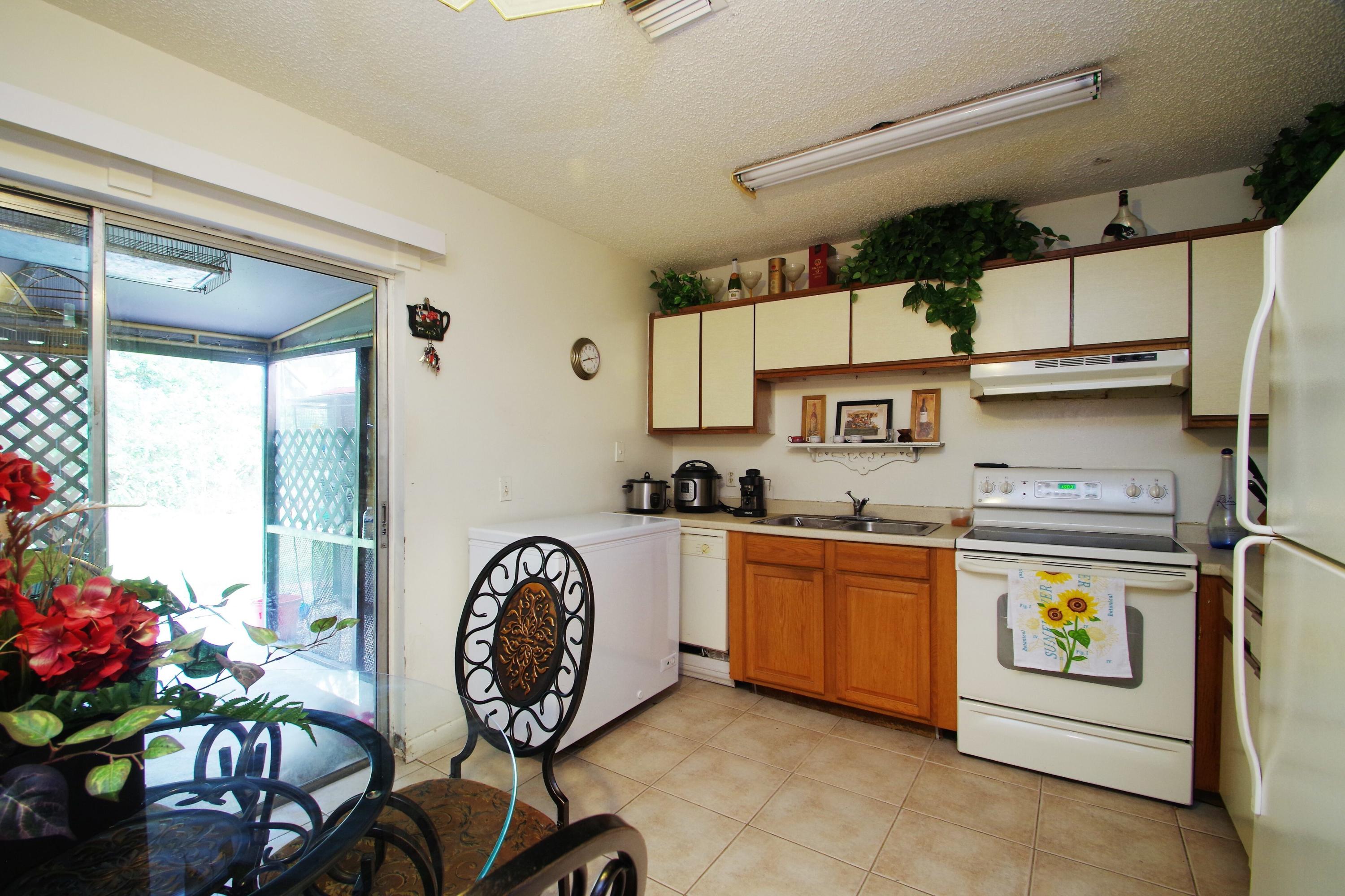 5986 Mango Road West Palm Beach, FL 33413 - Photo 3 of 26 Kitchen