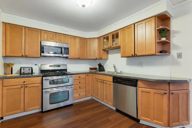 $329,000 | 5543 West Higgins Avenue, Unit 1, Chicago, IL 60630