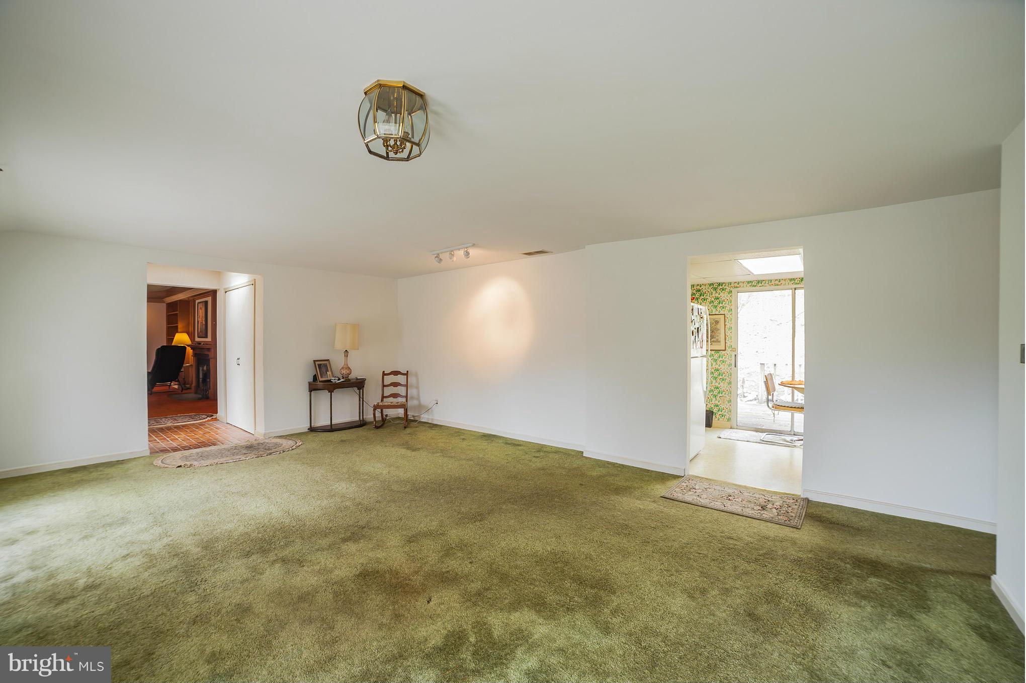 112 Hillside Road Catonsville, MD 21228 - Photo 11 of 30 Living Room