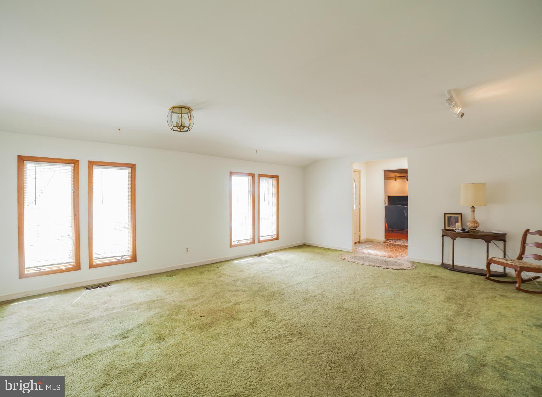 112 Hillside Road Catonsville, MD 21228 - Photo 9 of 30 Living Room