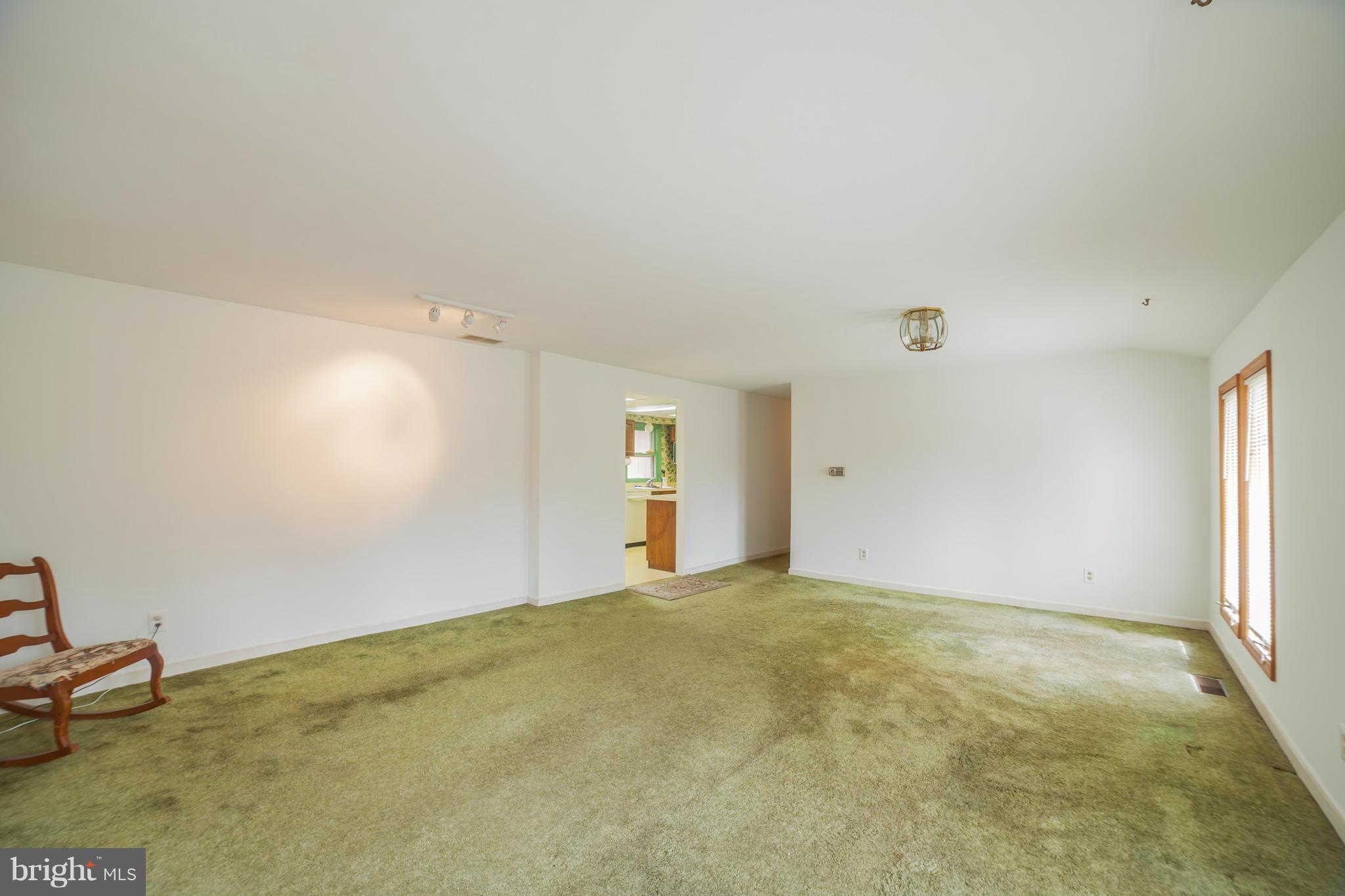 112 Hillside Road Catonsville, MD 21228 - Photo 10 of 30 Living Room