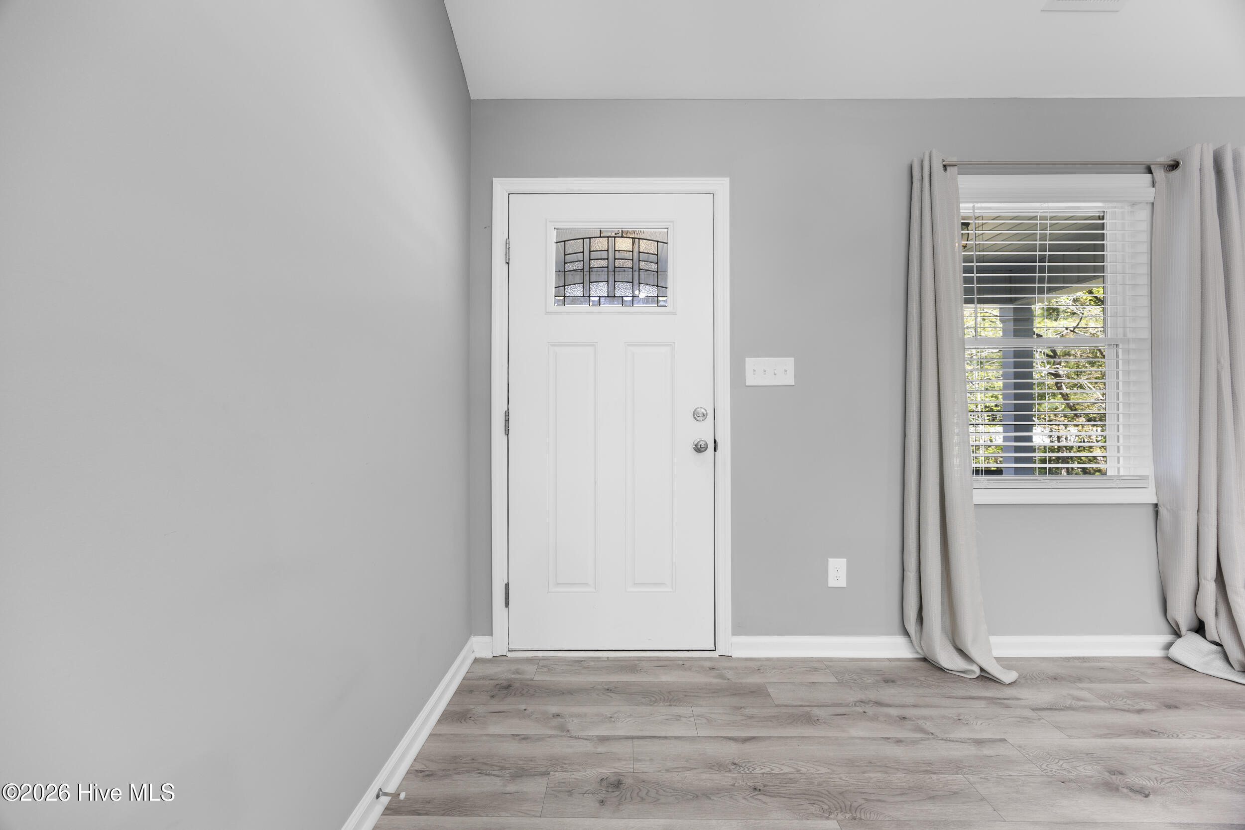 832 Old 30 Road Jacksonville, NC 28546 - Photo 9 of 51 9_foyer