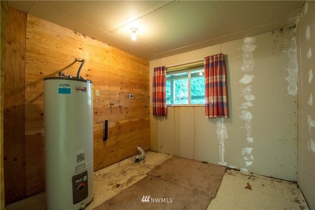 265 A Dieckman Road Chehalis, WA 98532 - Photo 14 of 20 a bathroom with a sink and shower