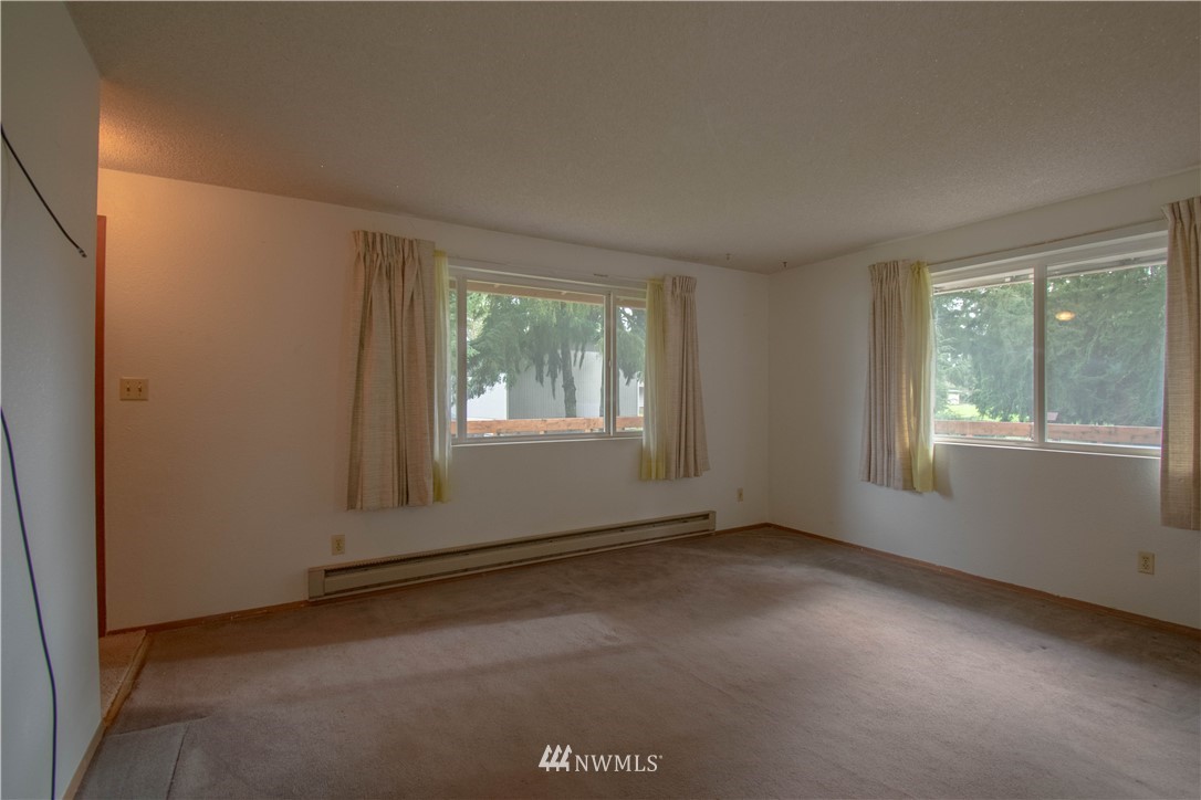 265 A Dieckman Road Chehalis, WA 98532 - Photo 3 of 20 an empty room with windows