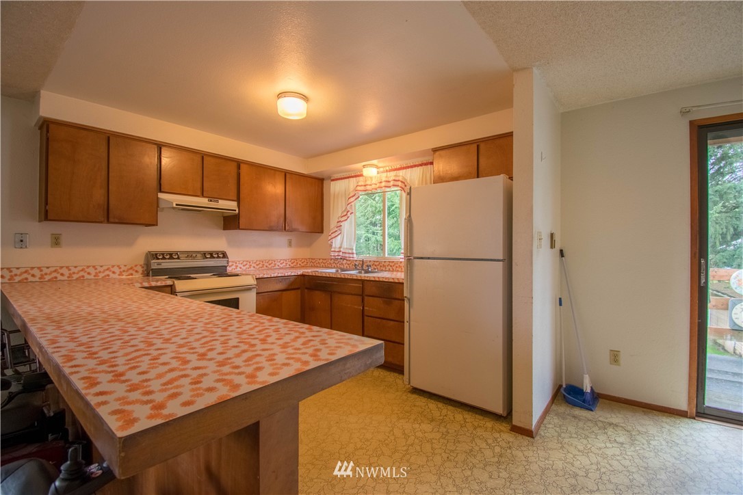 265 A Dieckman Road Chehalis, WA 98532 - Photo 4 of 20 a kitchen with a refrigerator and a stove top oven