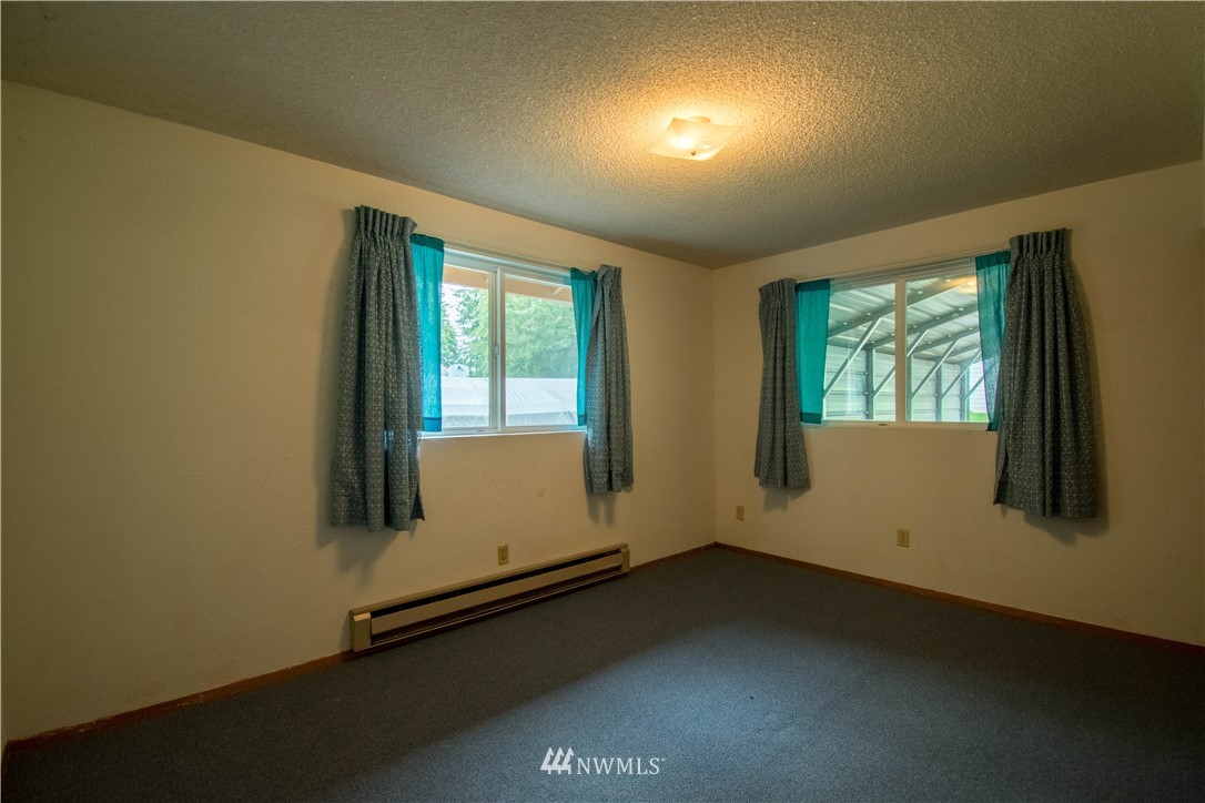 265 A Dieckman Road Chehalis, WA 98532 - Photo 7 of 20 an empty room with a window
