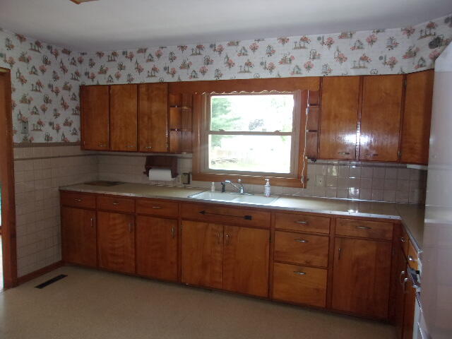 1942 Lakeshore Road Manistee, MI 49660 - Photo 2 of 43 101_4035