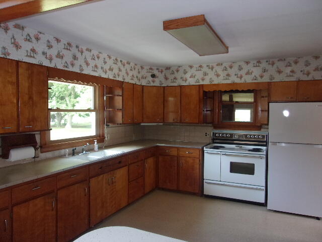 1942 Lakeshore Road Manistee, MI 49660 - Photo 3 of 43 101_4036