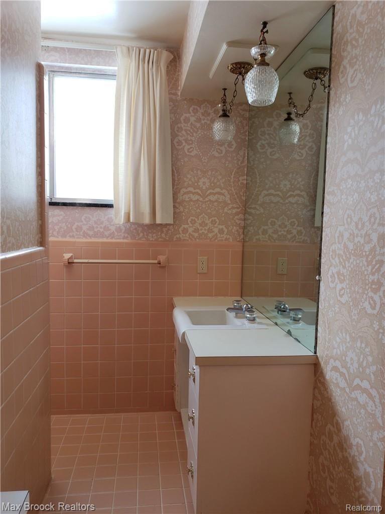 295 Cloverly Road Grosse Pointe, MI 48236 - Photo 33 of 40 FIRST FLOOR FULL BA W/ BEDROOM ACCESS