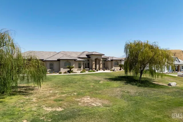 a view of a house with a big yard
