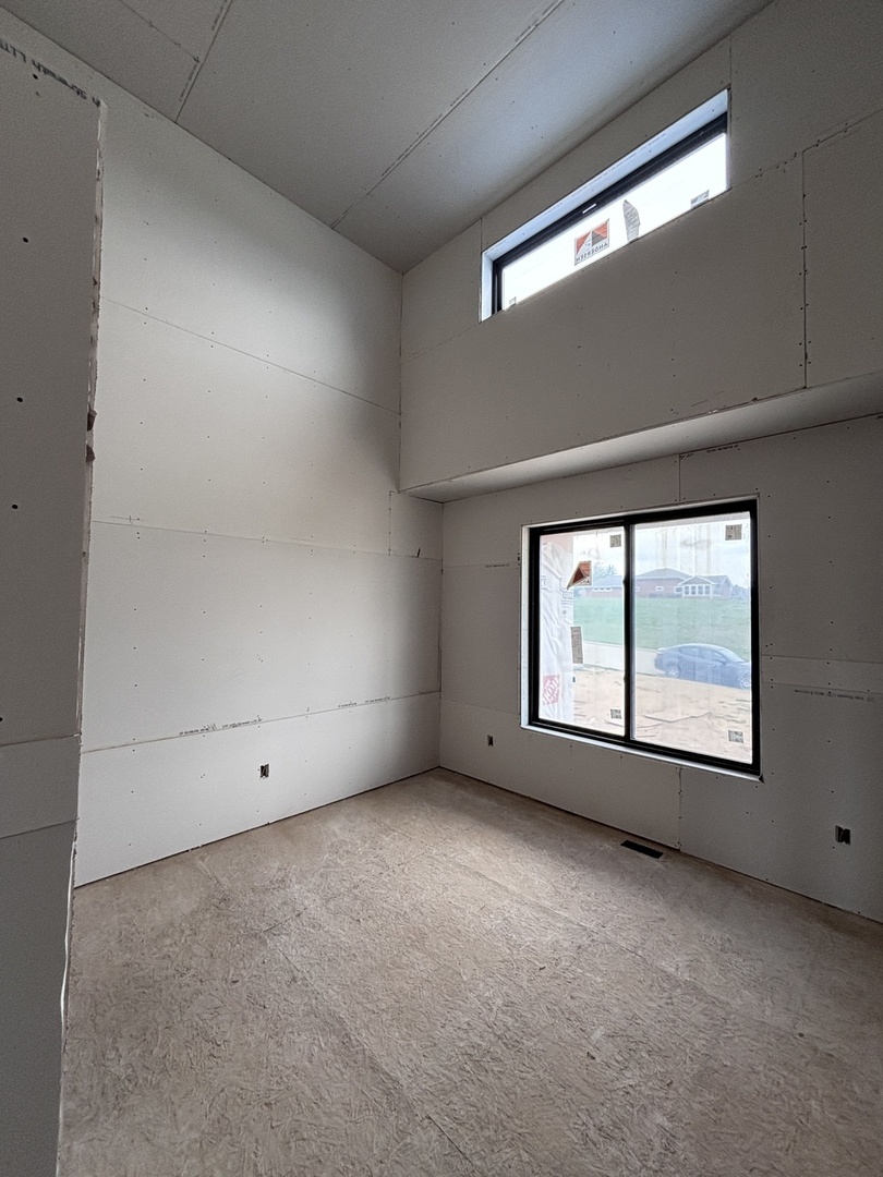 1916 Zara Clinton, IA 52732 - Photo 7 of 22 an empty room with a window