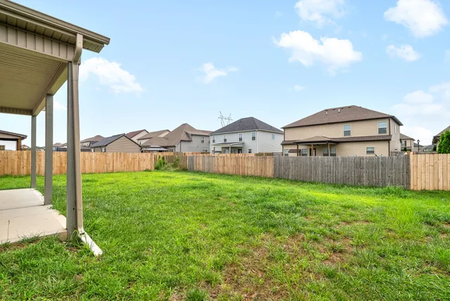 a view of a house with backyard and garden
