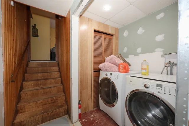 a view of entryway with washer and dryer