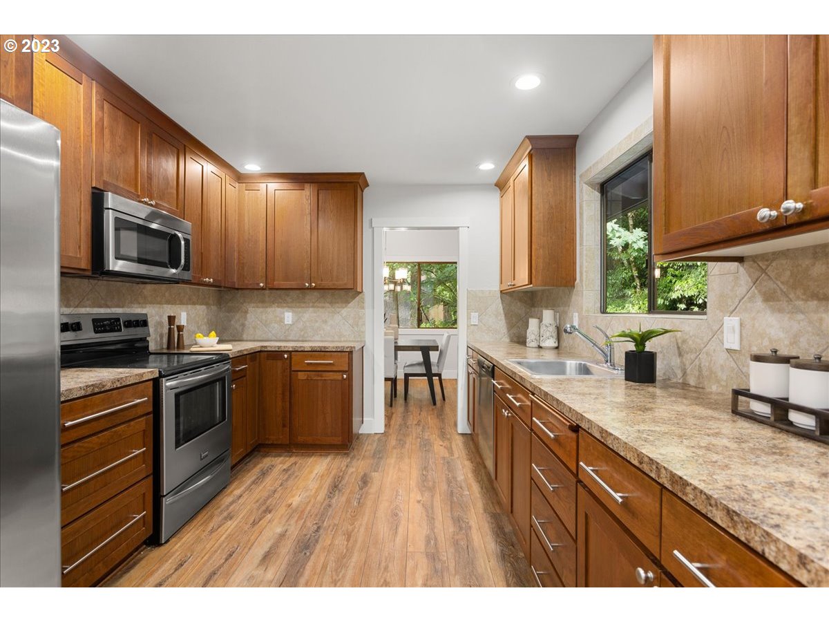 2432 Park Road Lake Oswego, OR 97034 - Photo 12 of 46 Kitchen
