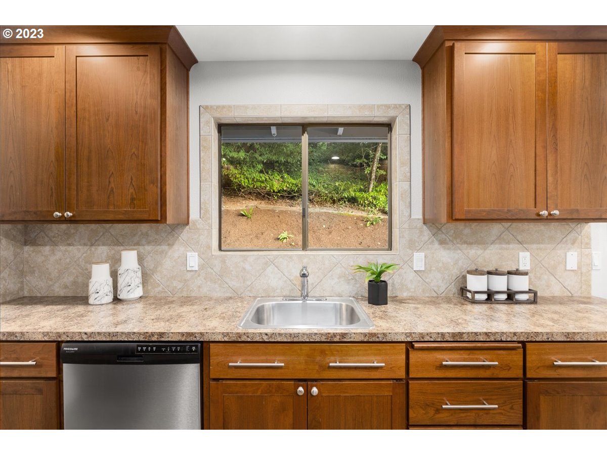 2432 Park Road Lake Oswego, OR 97034 - Photo 14 of 46 Kitchen