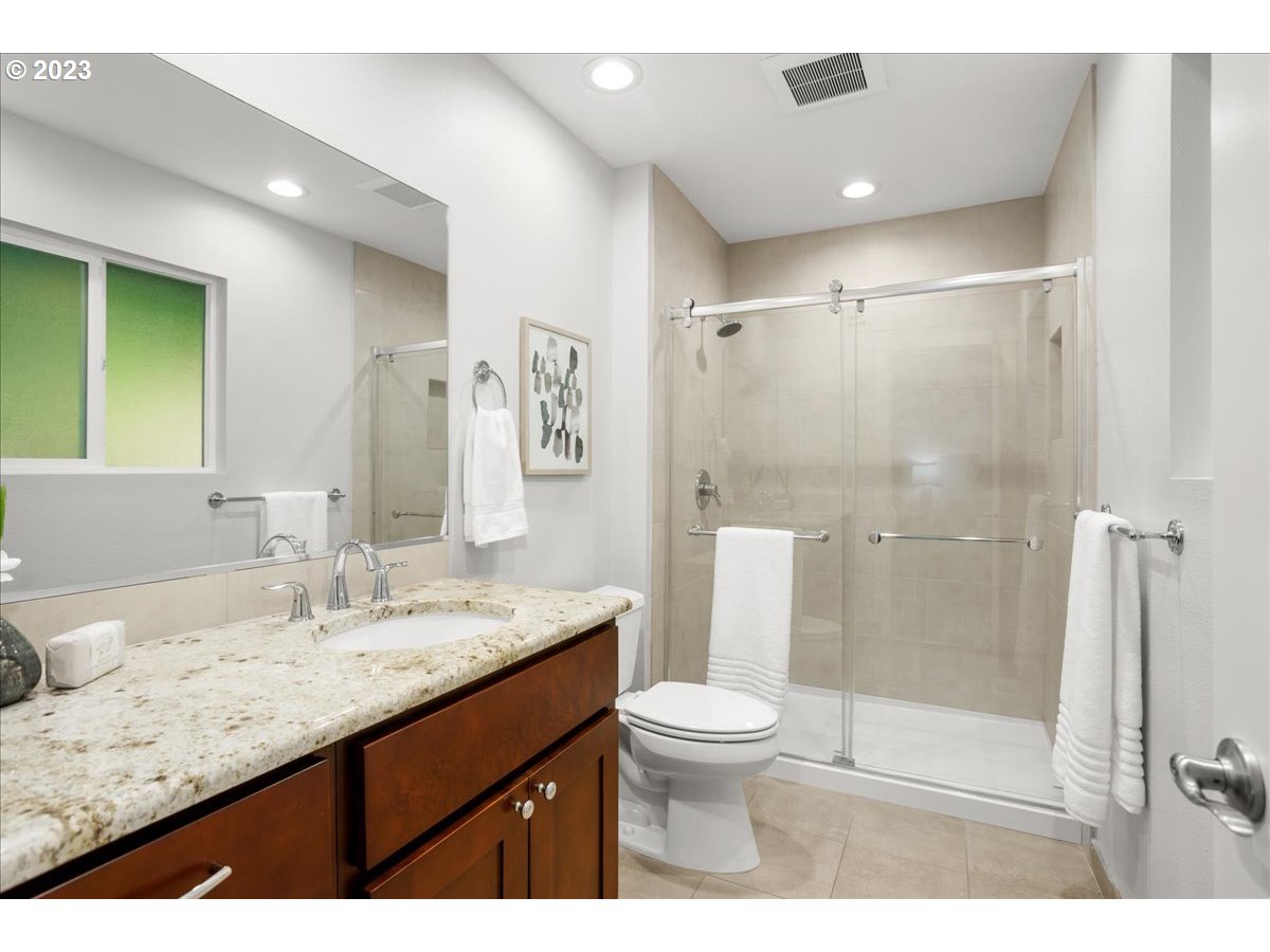 2432 Park Road Lake Oswego, OR 97034 - Photo 20 of 46 Bathroom, Attached