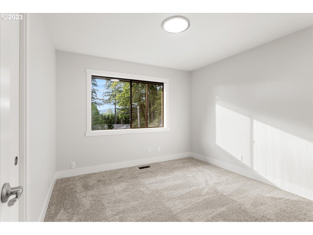2432 Park Road Lake Oswego, OR 97034 - Photo 21 of 46 Bedroom