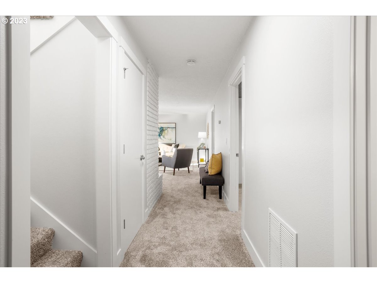 2432 Park Road Lake Oswego, OR 97034 - Photo 26 of 46 Hallway