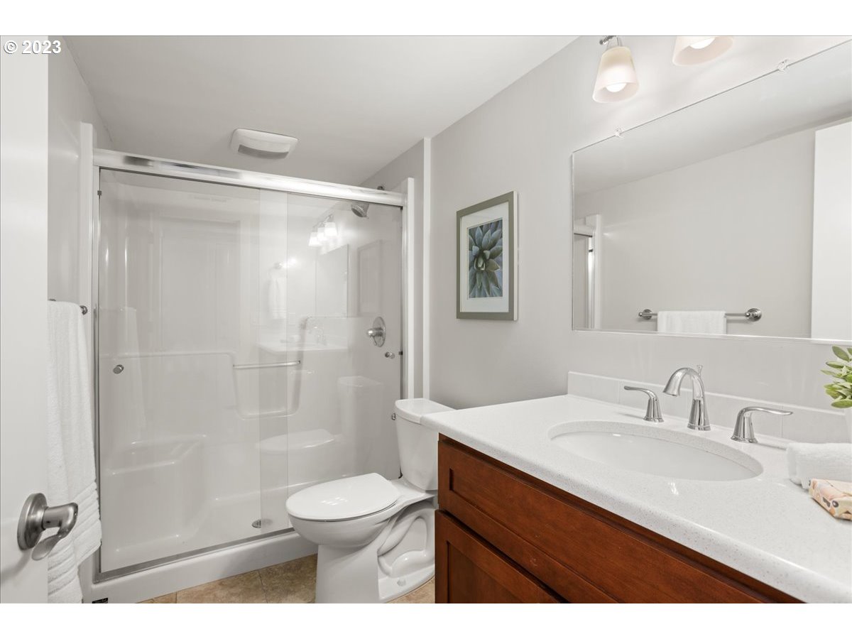 2432 Park Road Lake Oswego, OR 97034 - Photo 27 of 46 Bathroom