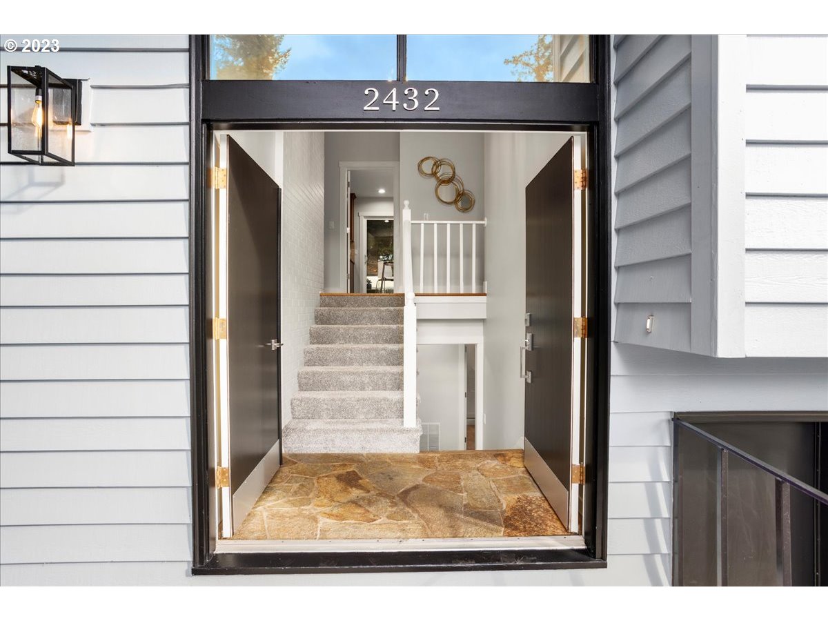2432 Park Road Lake Oswego, OR 97034 - Photo 3 of 46 Entrance/Foyer