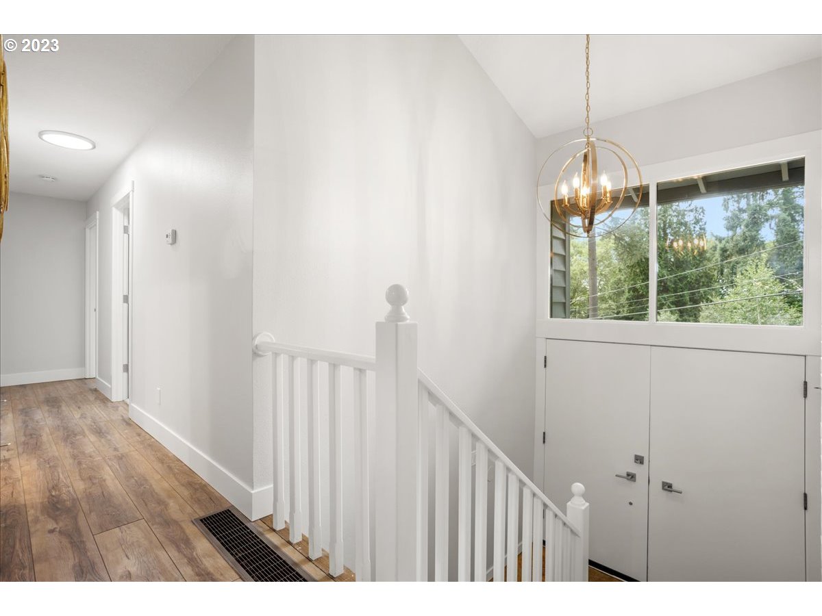 2432 Park Road Lake Oswego, OR 97034 - Photo 4 of 46 Entrance/Foyer