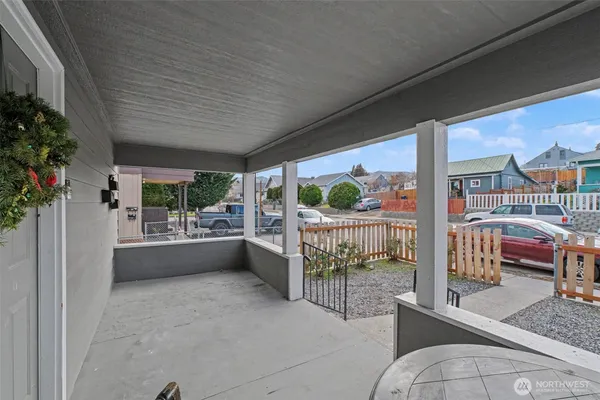 a view of livingroom with furniture