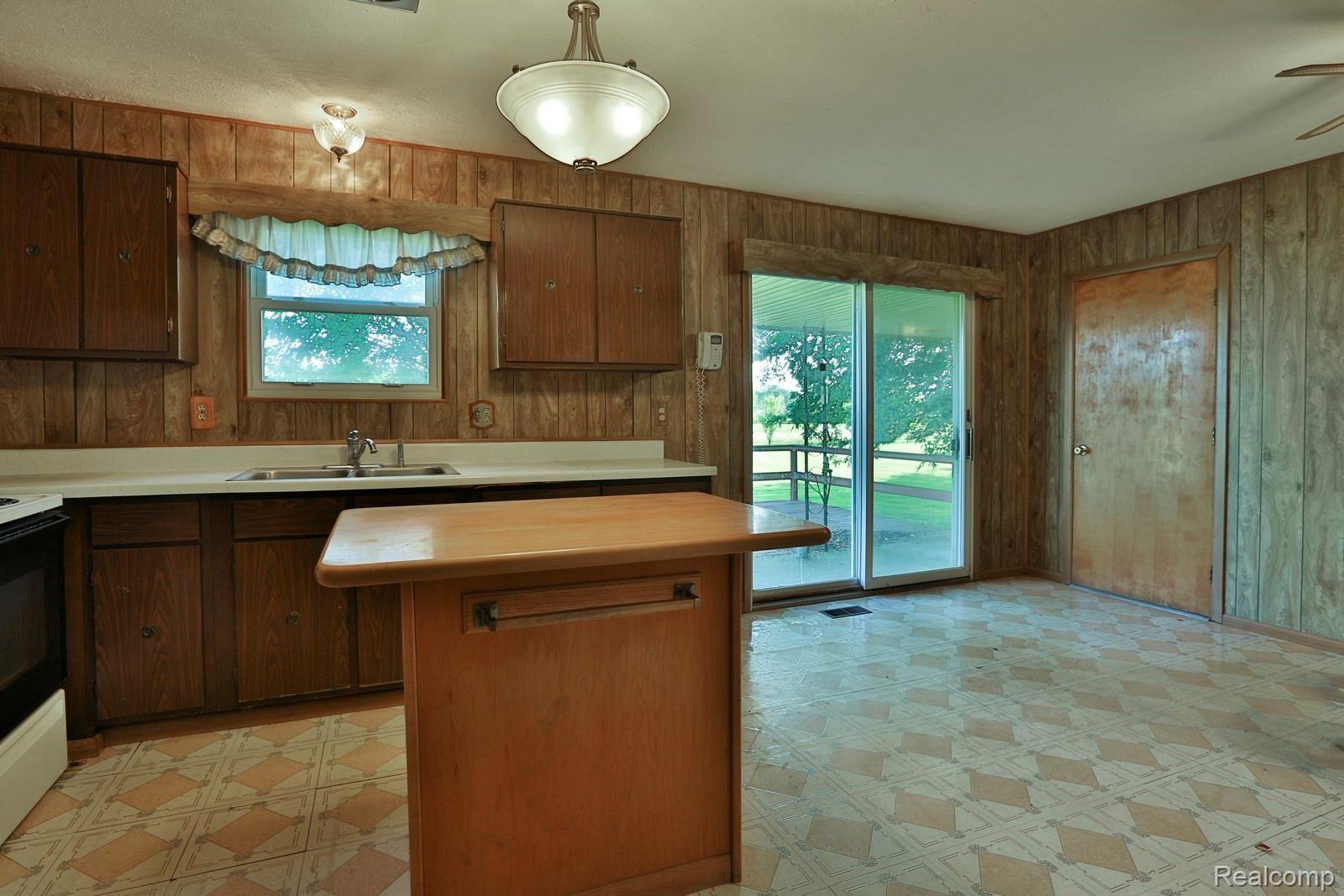290 West Newport Road Carleton, MI 48117 - Photo 9 of 22 2B8A0519.jpg