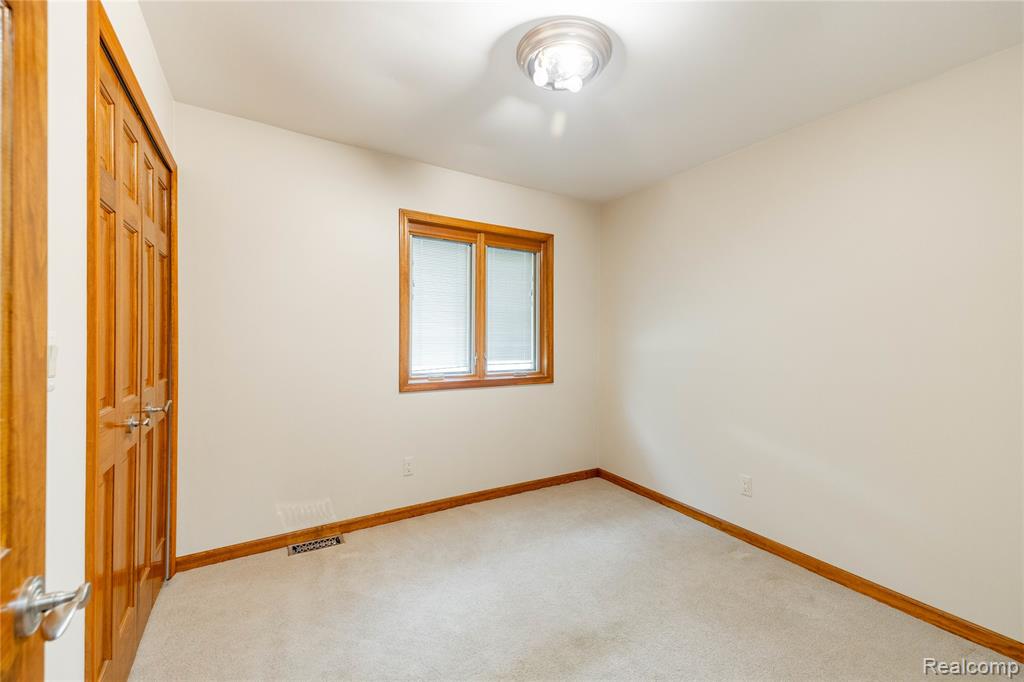 21819 Meridian Road Grosse Ile, MI 48138 - Photo 10 of 27