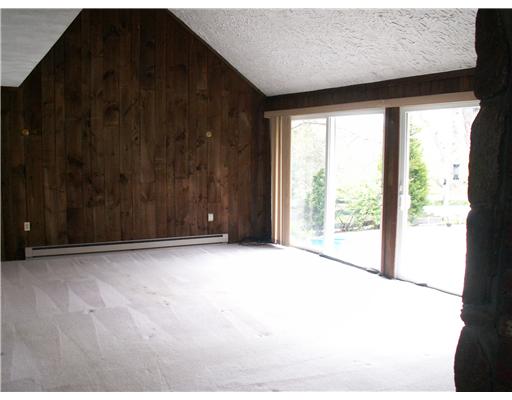 216 Shore Road Westerly, RI 02891 - Photo 4 of 12 Living Room.