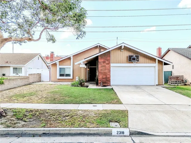 a view of front of house with a yard