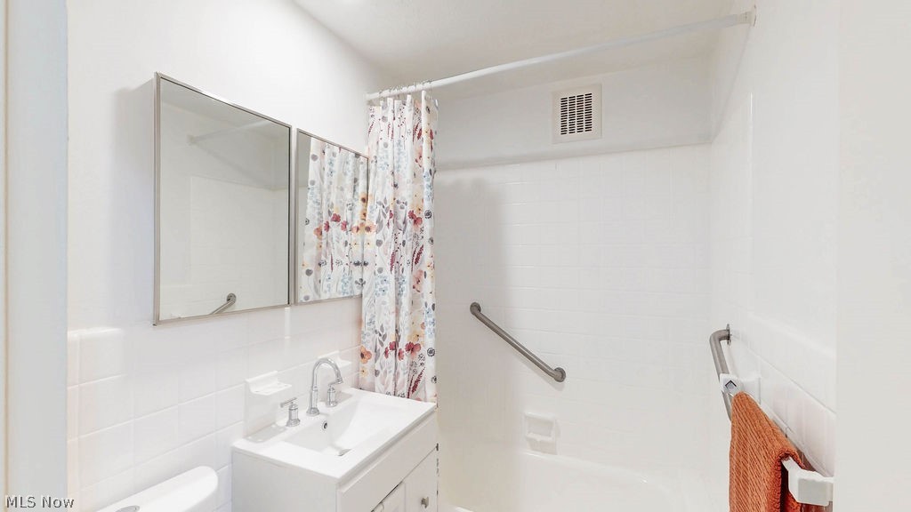 13800 Fairhill Road, Unit 203 Cleveland, OH 44120 - Photo 21 of 28 Secondary bathroom featuring tub/shower combo with update vanity and tiolet.