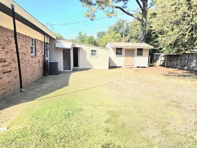 a view of a house with a backyard