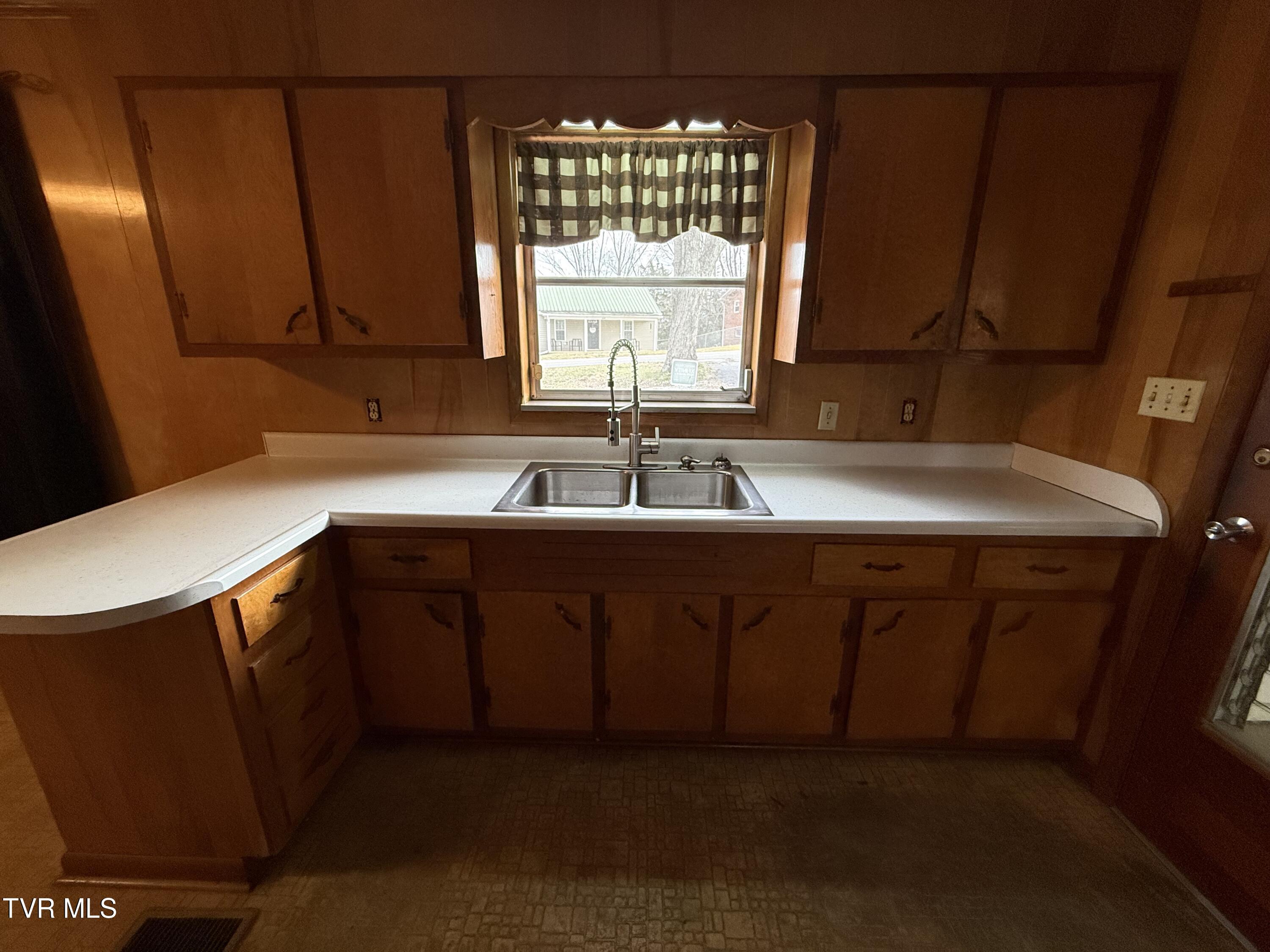 617 East Barton Ridge Road Greeneville, TN 37745 - Photo 12 of 28 IMG_2660