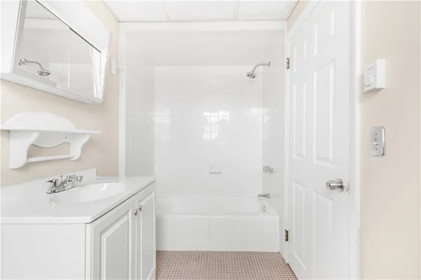 $1,900 | 3421 Pawtucket Avenue, Unit 2, East Providence, RI 02915