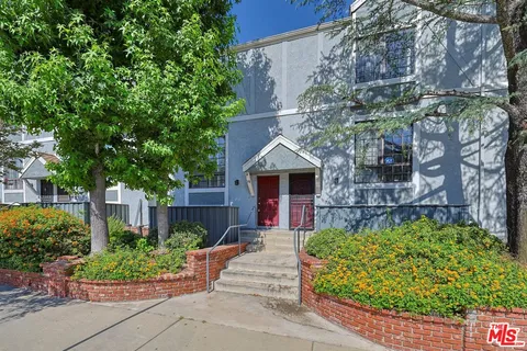 $4,500 | 18100 Burbank Boulevard, Unit 19, Tarzana, CA 91356