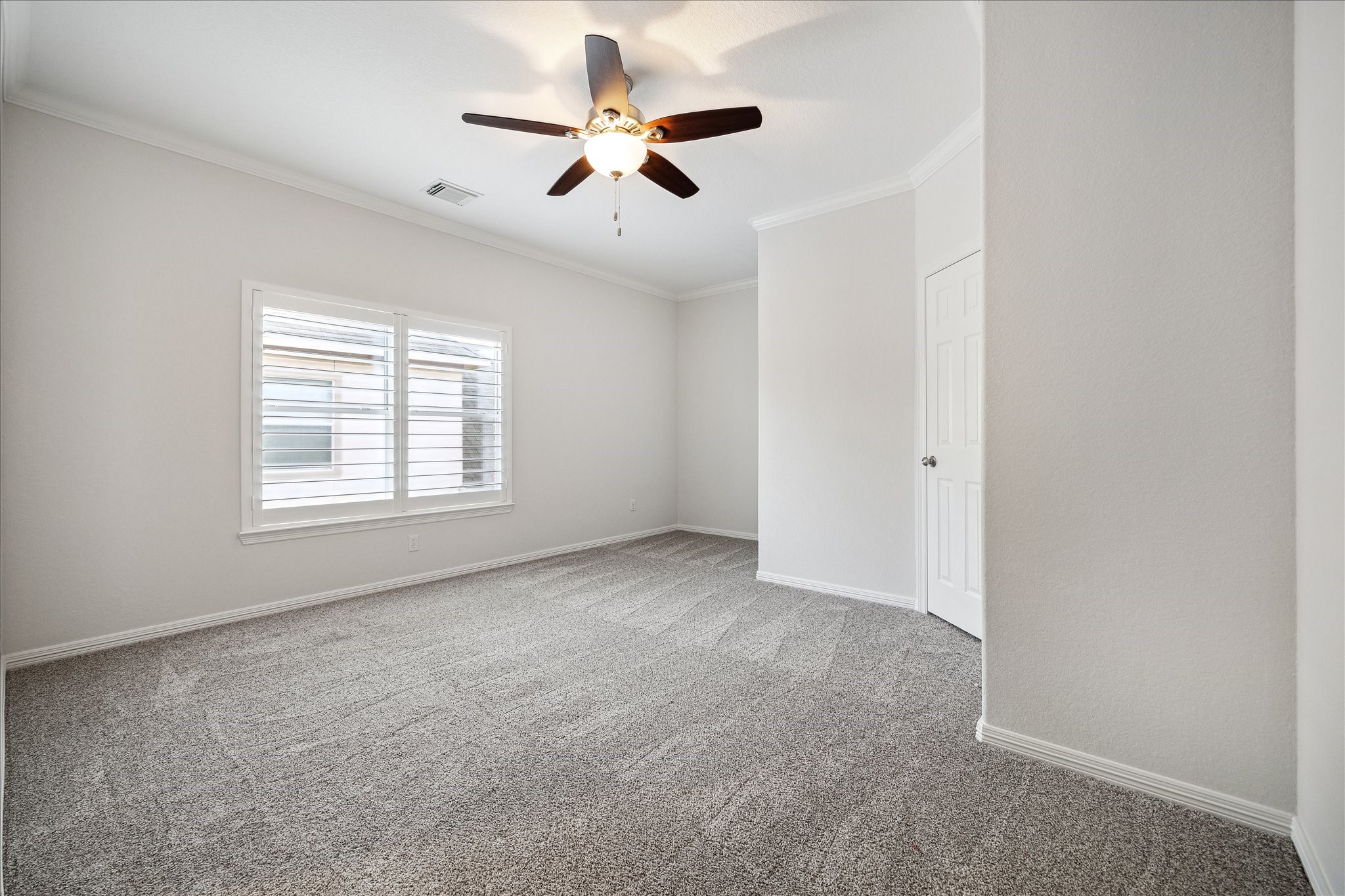 6211 Alameda Point Lane Houston, TX 77041 - Photo 39 of 50 Spacious secondary bedroom. There is a total of 4 bedrooms located upstairs.