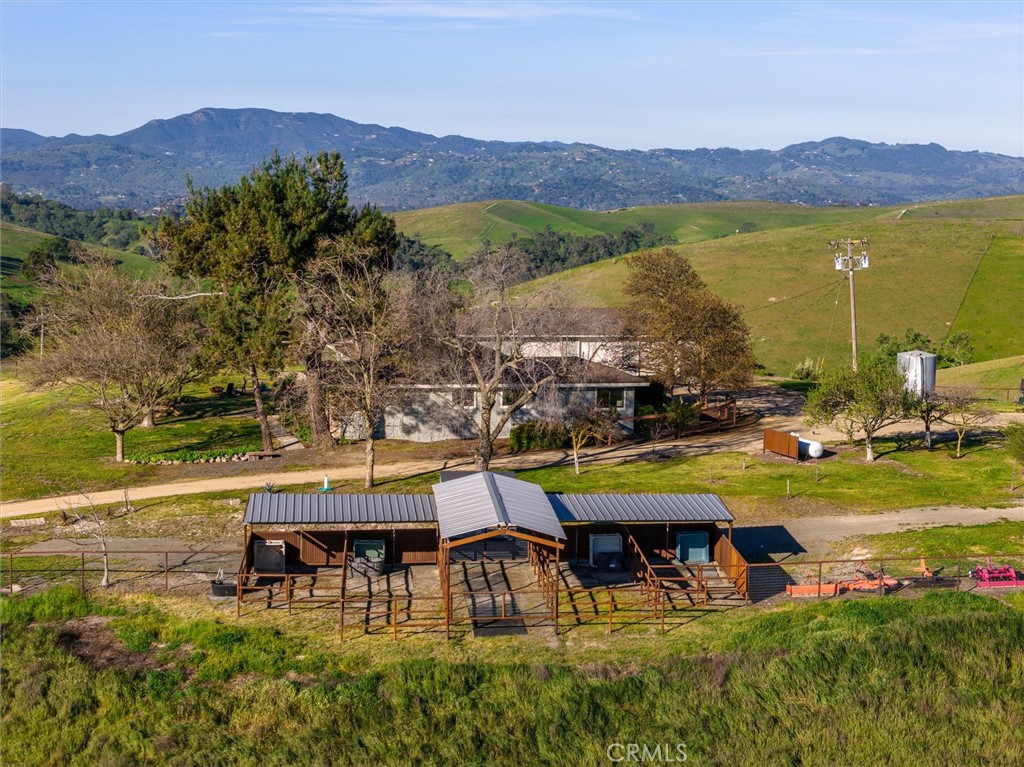 7491 Kingsbury Road Templeton, CA 93465 - Photo 29 of 53 Pipe 4 Stall Horse Barn