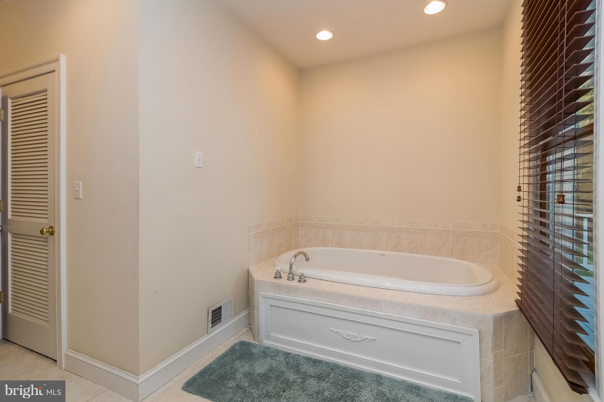 12395 Potomac View Road Newburg, MD 20664 - Photo 13 of 25 Bath (Master)