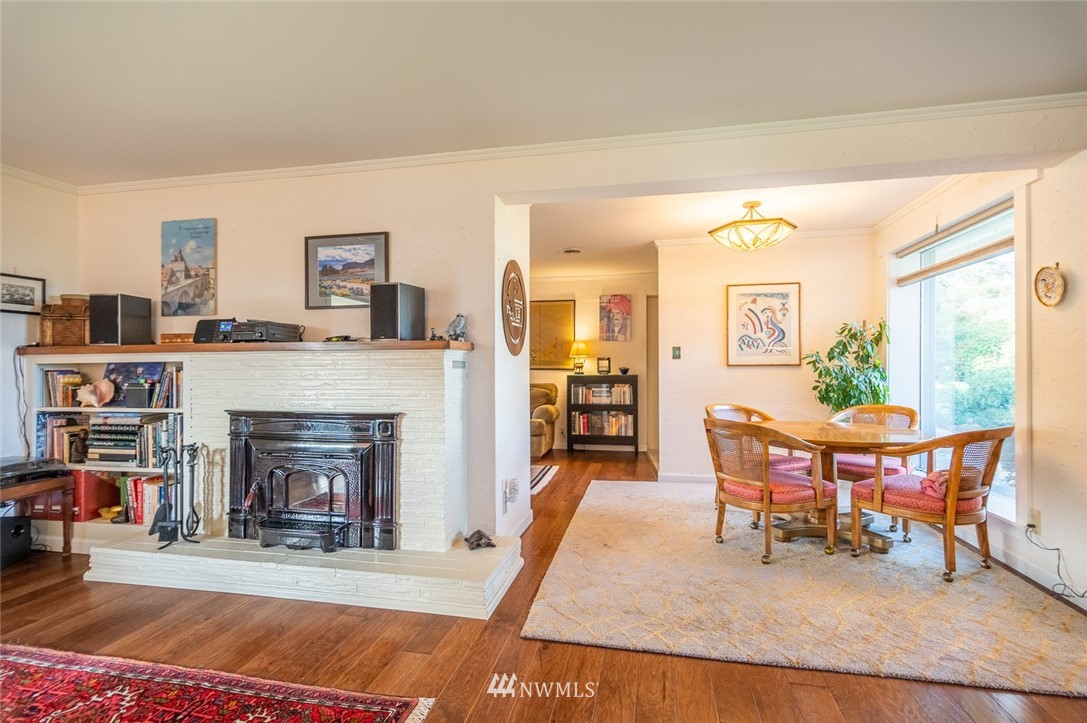 118 Mocliff Road Ephrata, WA 98823 - Photo 11 of 38 a living room with furniture and a fireplace