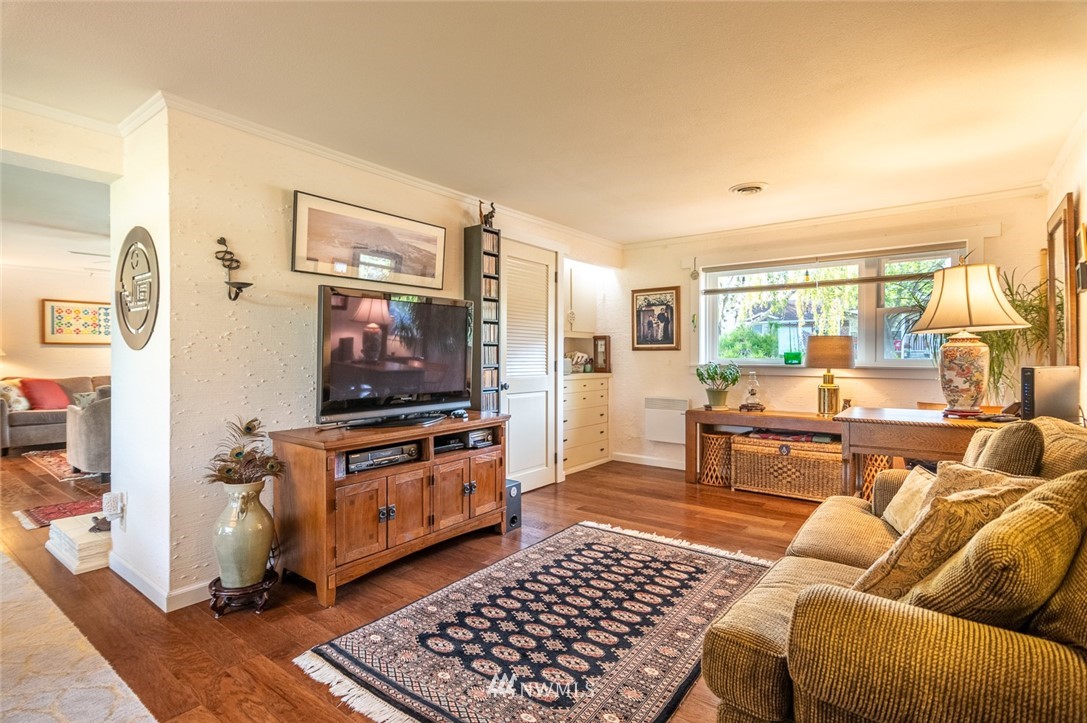 118 Mocliff Road Ephrata, WA 98823 - Photo 12 of 38 a living room with furniture a rug and a flat screen tv