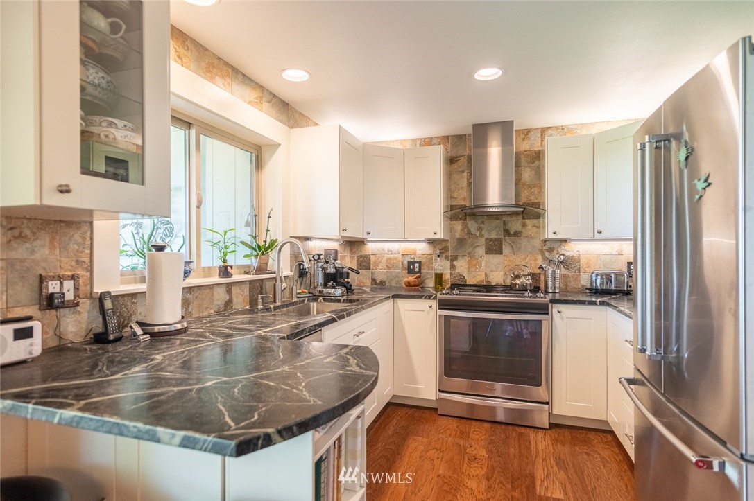 118 Mocliff Road Ephrata, WA 98823 - Photo 21 of 38 a kitchen with stainless steel appliances granite countertop a sink a stove and a refrigerator